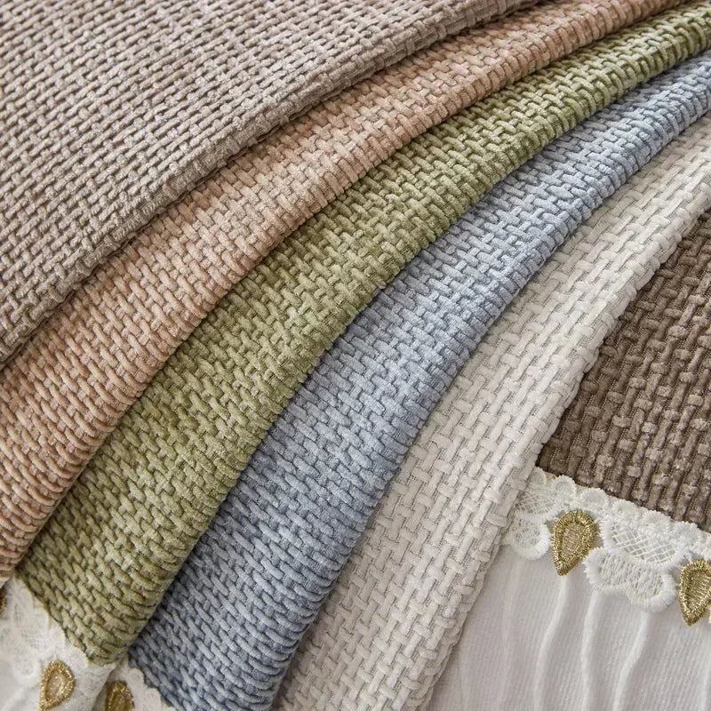 Renove sua sala com a Branquille™, a capa para sofá feita em tecido chenille premium com acabamento elegante e base antiderrapante. Da lojaorganizeja.com