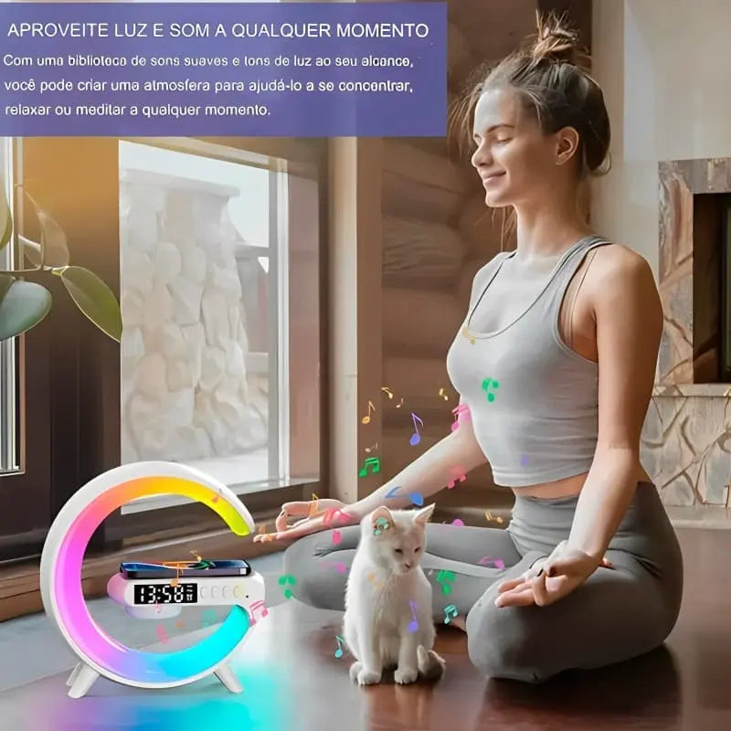 Transforme o seu espaço com a Luminária G LED com Carregador, uma inovação que une tecnologia, funcionalidade e estilo. Da lojaorganizeja.com