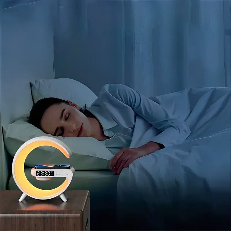 Transforme o seu espaço com a Luminária G LED com Carregador, uma inovação que une tecnologia, funcionalidade e estilo. Da lojaorganizeja.com