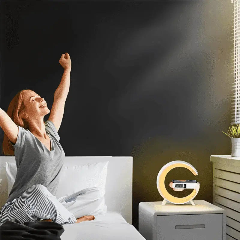 Transforme o seu espaço com a Luminária G LED com Carregador, uma inovação que une tecnologia, funcionalidade e estilo. Da lojaorganizeja.com