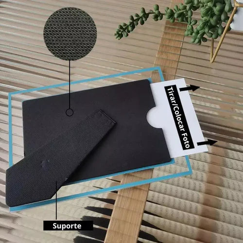 Valorize suas memórias com o Porta-Retrato Personalizado Prisma, que combina a elegância do vidro com um design moderno e minimalista. Da lojaorganizeja.com