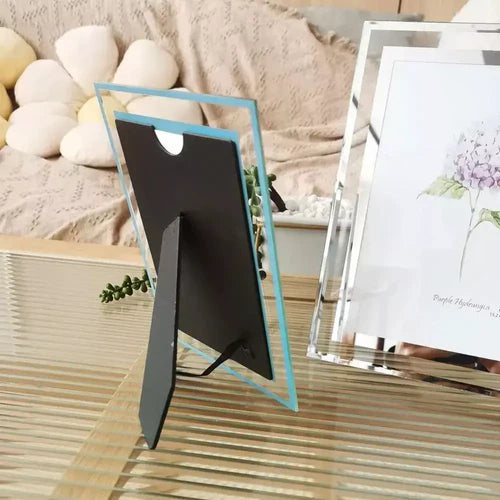 Valorize suas memórias com o Porta-Retrato Personalizado Prisma, que combina a elegância do vidro com um design moderno e minimalista. Da lojaorganizeja.com