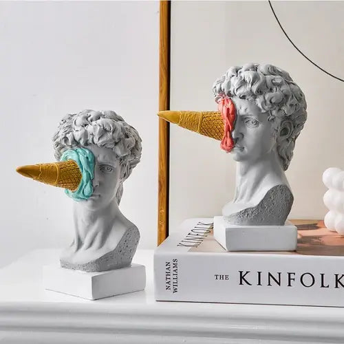 A Estátua Sorvete David é uma interpretação lúdica e refrescante da icônica escultura de Michelangel. Da lojaorganizeja.com