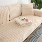 A Capa de Sofá Veludo Xadrez Pelúcia Antiderrapante Velvess™ é a união perfeita entre conforto luxuoso e proteção completa. Da lojaorganizeja.com