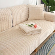 A Capa de Sofá Veludo Xadrez Pelúcia Antiderrapante Velvess™ é a união perfeita entre conforto luxuoso e proteção completa. Da lojaorganizeja.com