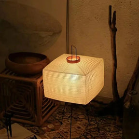 Transforme a atmosfera do seu ambiente com o Abajur LED Cubo, uma peça de design inovador que combina elegância e funcionalidade. Da lojaorganizeja.com