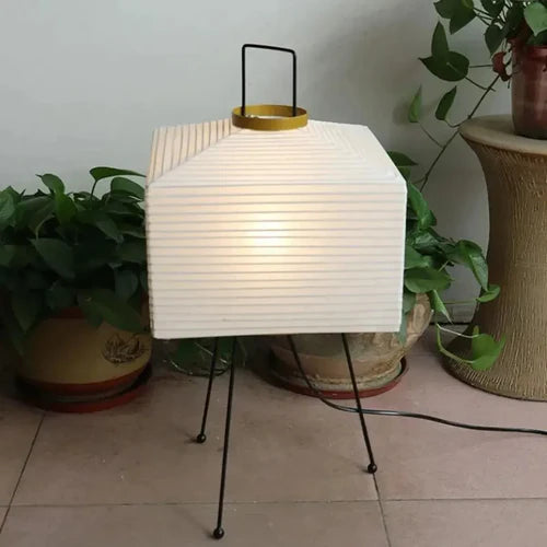 Transforme a atmosfera do seu ambiente com o Abajur LED Cubo, uma peça de design inovador que combina elegância e funcionalidade. Da lojaorganizeja.com