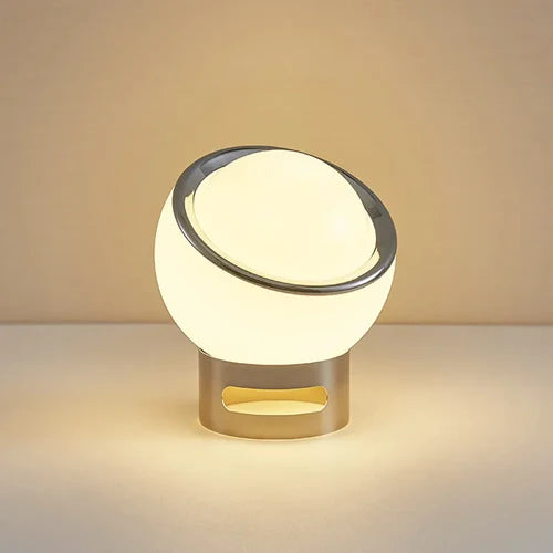 Transforme o ambiente com o Abajur LED Eclipse Glow, uma peça que combina design celestial e iluminação suave, ideal para criar espaços acolhedores e estilosos. Da lojaorganizeja.com