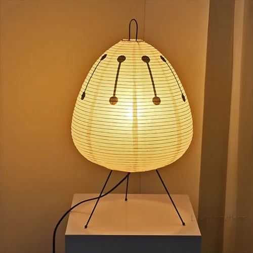 O Abajur LED Nippon combina o charme minimalista da cultura japonesa com a funcionalidade da iluminação moderna. Da lojaorganizeja.com