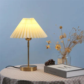 Renove seus ambientes com o Abajur Candeeiro de Mesa Ajustável, um item que une design sofisticado e praticidade para iluminar. Da lojaorganizeja.com