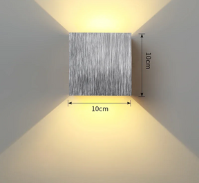 Crie ambientes modernos e iluminados com a Arandela de Parede Linear em Alumínio 6W, uma solução sofisticada que une estilo e eficiência para destacar o charme do seu espaço. Da lojaorganizeja.com