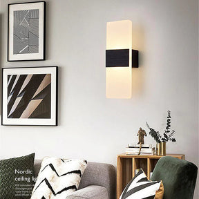Adicione elegância e funcionalidade ao seu espaço com a Arandela de Parede Minimalista Acrylic, que combina um design limpo e moderno com materiais de alta qualidade. Da lojaorganizeja.com