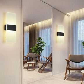 Adicione elegância e funcionalidade ao seu espaço com a Arandela de Parede Minimalista Acrylic, que combina um design limpo e moderno com materiais de alta qualidade. Da lojaorganizeja.com