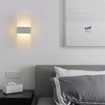 Adicione elegância e funcionalidade ao seu espaço com a Arandela de Parede Minimalista Acrylic, que combina um design limpo e moderno com materiais de alta qualidade. Da lojaorganizeja.com
