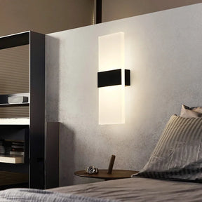 Adicione elegância e funcionalidade ao seu espaço com a Arandela de Parede Minimalista Acrylic, que combina um design limpo e moderno com materiais de alta qualidade. Da lojaorganizeja.com
