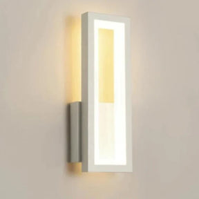 Traga sofisticação e modernidade para sua casa com a Arandela de Parede Minimalista GlowLine, uma peça que une funcionalidade e design elegante para transformar qualquer ambiente. Da loja lojaorganizeja.com
