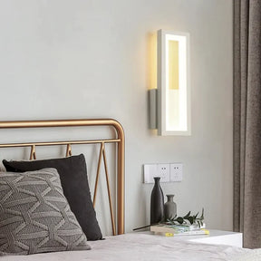Traga sofisticação e modernidade para sua casa com a Arandela de Parede Minimalista GlowLine, uma peça que une funcionalidade e design elegante para transformar qualquer ambiente. Da loja lojaorganizeja.com