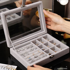 Guarde suas joias com elegância e segurança na Caixa Organizadora de Joias Jewel Case, ideal para quem busca praticidade sem abrir mão do estilo. Da lojaorganizeja.com