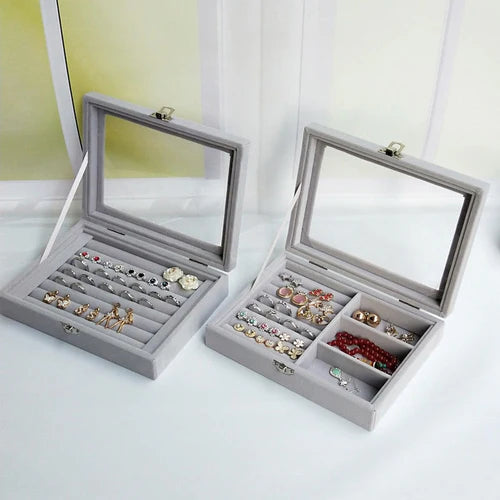 Guarde suas joias com elegância e segurança na Caixa Organizadora de Joias Jewel Case, ideal para quem busca praticidade sem abrir mão do estilo. Da lojaorganizeja.com