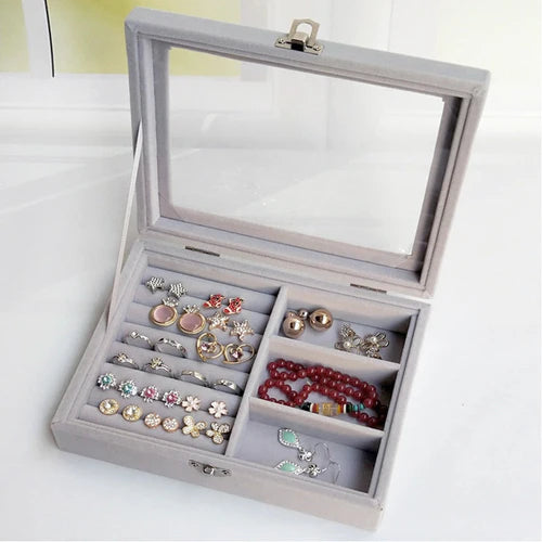 Guarde suas joias com elegância e segurança na Caixa Organizadora de Joias Jewel Case, ideal para quem busca praticidade sem abrir mão do estilo. Da lojaorganizeja.com