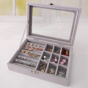 Guarde suas joias com elegância e segurança na Caixa Organizadora de Joias Jewel Case, ideal para quem busca praticidade sem abrir mão do estilo. Da lojaorganizeja.com