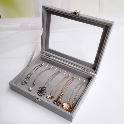 Guarde suas joias com elegância e segurança na Caixa Organizadora de Joias Jewel Case, ideal para quem busca praticidade sem abrir mão do estilo. Da lojaorganizeja.com