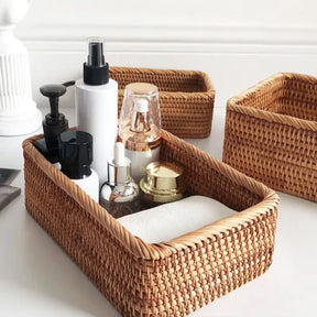 Transforme seus espaços com o charme natural e a funcionalidade do Cesto Decorativo Trançado Organizador Natural, uma peça que une organização e estilo para qualquer ambiente. Da lojaorganizeja.com
