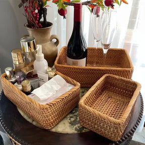 Transforme seus espaços com o charme natural e a funcionalidade do Cesto Decorativo Trançado Organizador Natural, uma peça que une organização e estilo para qualquer ambiente. Da lojaorganizeja.com