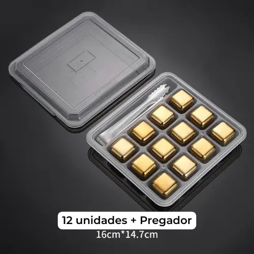 Adicione um toque de elegância aos seus drinks! Cubos de Gelo em Aço Inoxidável Dourado com Pregador da Organize Já. Mantenha suas bebidas geladas sem diluição. Da lojaorganizeja.com