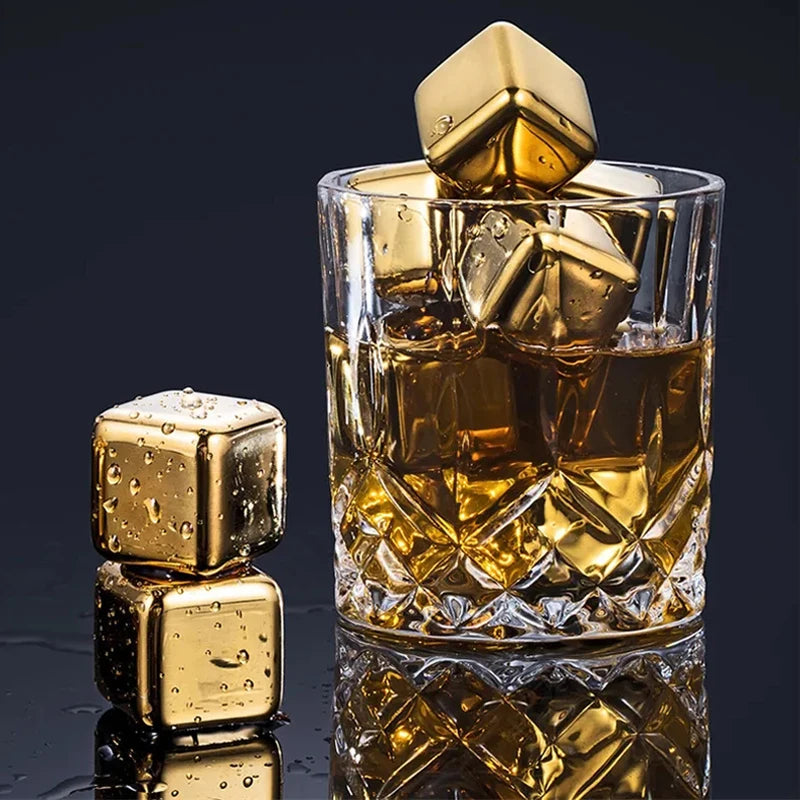 Adicione um toque de elegância aos seus drinks! Cubos de Gelo em Aço Inoxidável Dourado com Pregador da Organize Já. Mantenha suas bebidas geladas sem diluição. Da lojaorganizeja.com