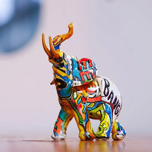 A Escultura Decorativa Elefante Grafite é uma homenagem à majestade e à sabedoria desses magníficos animais. Da lojaorganizeja.com