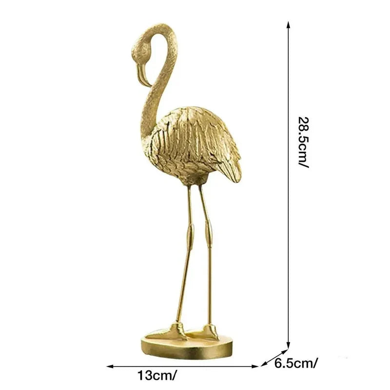 A Escultura Decorativa Flamingo Dourado é uma peça que combina a exuberância da natureza com a elegância do metal dourado. Da lojaorganizeja.com