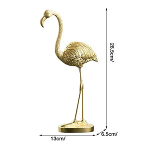 A Escultura Decorativa Flamingo Dourado é uma peça que combina a exuberância da natureza com a elegância do metal dourado. Da lojaorganizeja.com