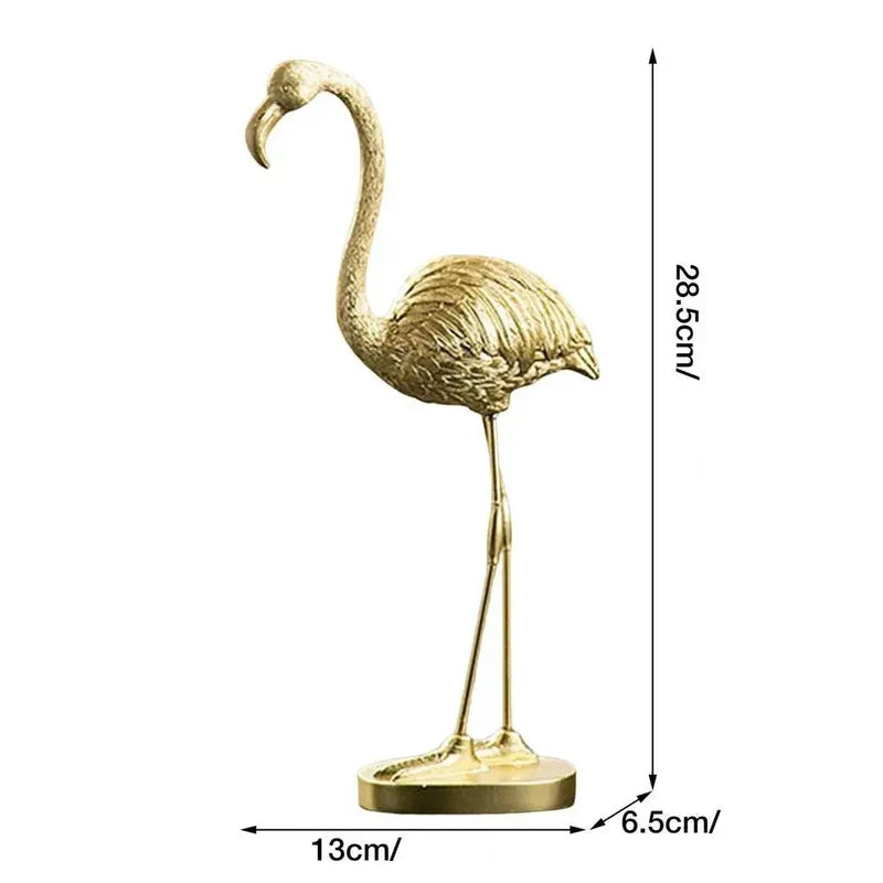 A Escultura Decorativa Flamingo Dourado é uma peça que combina a exuberância da natureza com a elegância do metal dourado. Da lojaorganizeja.com