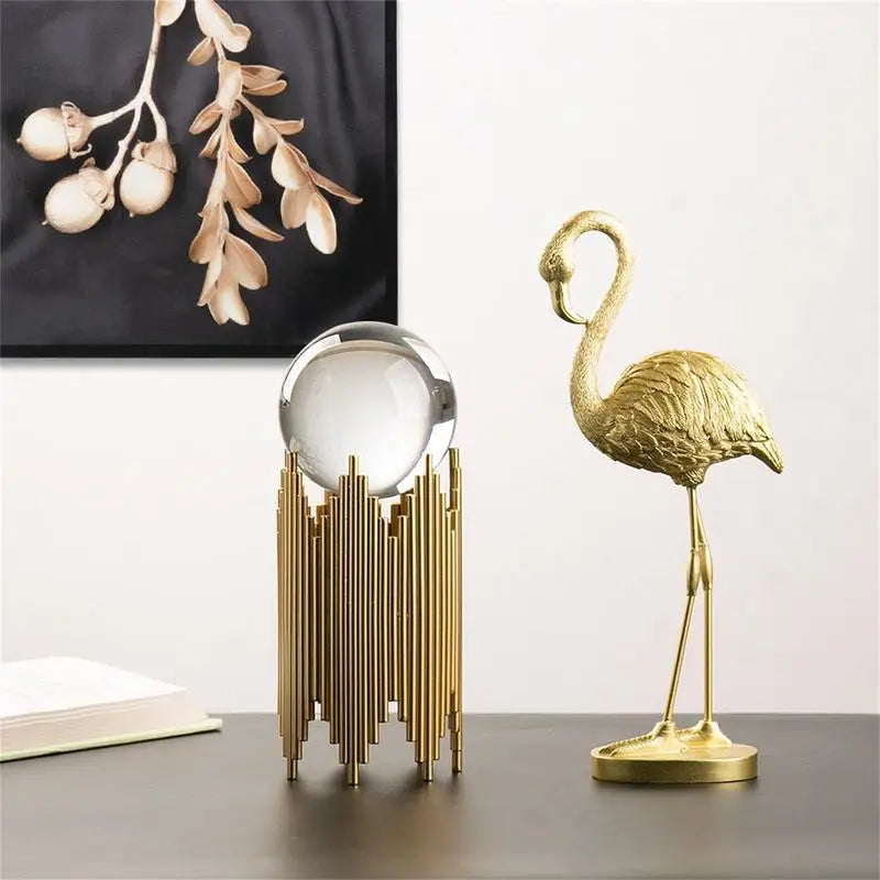 A Escultura Decorativa Flamingo Dourado é uma peça que combina a exuberância da natureza com a elegância do metal dourado. Da lojaorganizeja.com