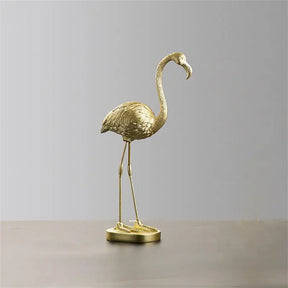 A Escultura Decorativa Flamingo Dourado é uma peça que combina a exuberância da natureza com a elegância do metal dourado. Da lojaorganizeja.com