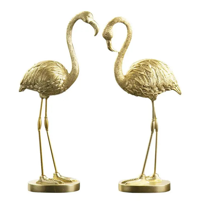 A Escultura Decorativa Flamingo Dourado é uma peça que combina a exuberância da natureza com a elegância do metal dourado. Da lojaorganizeja.com