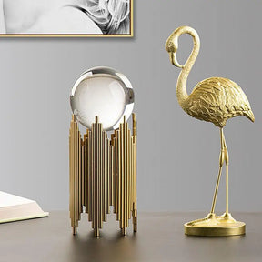 A Escultura Decorativa Flamingo Dourado é uma peça que combina a exuberância da natureza com a elegância do metal dourado. Da lojaorganizeja.com