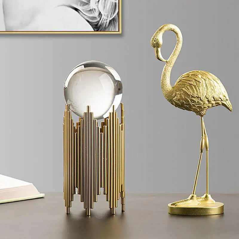 A Escultura Decorativa Flamingo Dourado é uma peça que combina a exuberância da natureza com a elegância do metal dourado. Da lojaorganizeja.com