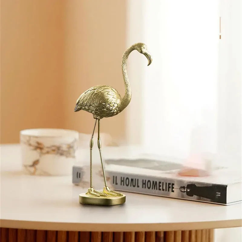 A Escultura Decorativa Flamingo Dourado é uma peça que combina a exuberância da natureza com a elegância do metal dourado. Da lojaorganizeja.com