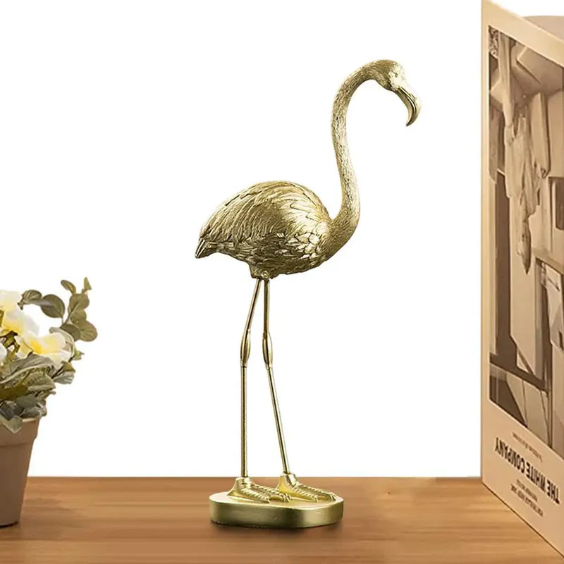 A Escultura Decorativa Flamingo Dourado é uma peça que combina a exuberância da natureza com a elegância do metal dourado. Da lojaorganizeja.com