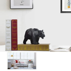 A Escultura Decorativa Urso Geométrico é uma peça de arte moderna que combina a força e a majestade do urso com um design geométrico inovador.  Da lojaorganizeja.com