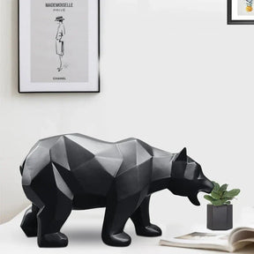 A Escultura Decorativa Urso Geométrico é uma peça de arte moderna que combina a força e a majestade do urso com um design geométrico inovador.  Da lojaorganizeja.com