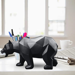 A Escultura Decorativa Urso Geométrico é uma peça de arte moderna que combina a força e a majestade do urso com um design geométrico inovador.  Da lojaorganizeja.com