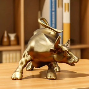 A Escultura Touro Dourado Wall Street é mais do que uma peça decorativa; é um símbolo icônico de força, poder e prosperidade. Da lojaorganizeja.com