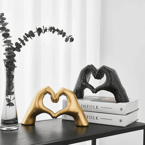 Traga um toque artístico e cheio de significado ao seu ambiente com a Escultura Decorativa Arte Mão Love. Da lojaorganizeja.com