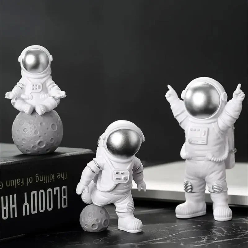 O Conjunto de 4 Peças de Esculturas Decorativas Astronauta traz a magia da exploração espacial diretamente para sua casa. Da lojaorganizeja.com