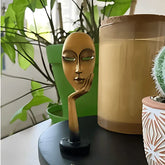 Adicione um toque divertido e estiloso ao seu ambiente com a Escultura Decorativa para Mesa Art Caricatura. Da lojaorganizeja.com