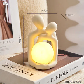 Perfeita para ser exibida em qualquer ambiente, desde o quarto até a sala de estar, a Estátua "Amor de Casal" adiciona um toque de romance e ternura à decoração. Da lojaorganizeja.com 