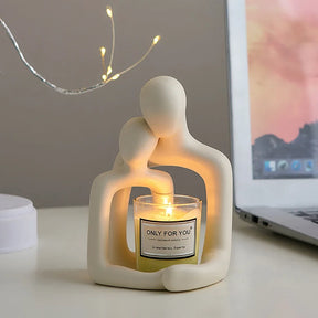Perfeita para ser exibida em qualquer ambiente, desde o quarto até a sala de estar, a Estátua "Amor de Casal" adiciona um toque de romance e ternura à decoração. Da lojaorganizeja.com 